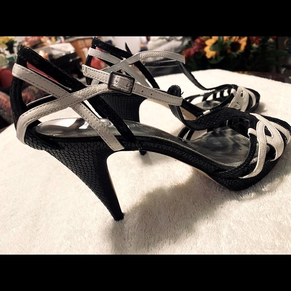 Almost Brand New - Super Gorgeous Heels by WHITE HOUSE / BLACK MARKET - box 18 - Picture 4 of 7